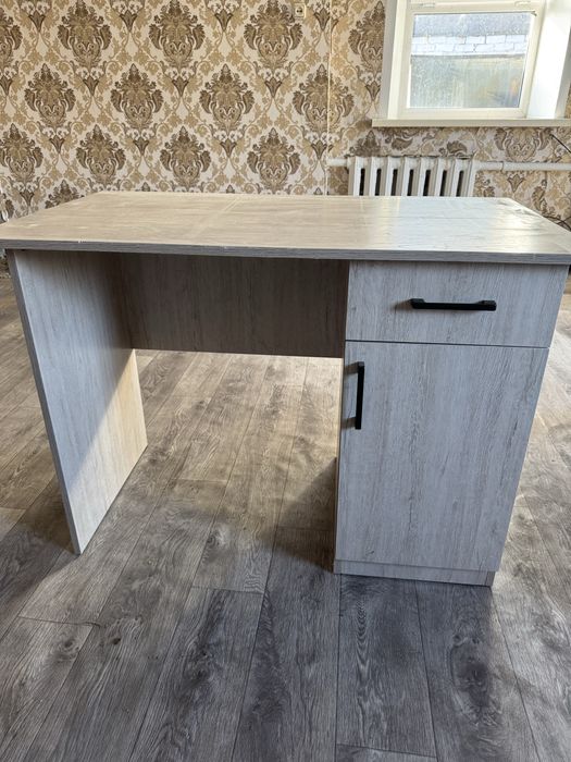 Стол 1  тумбовый