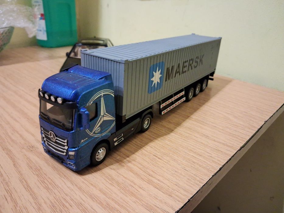 Vand din colectie doua machete NOI