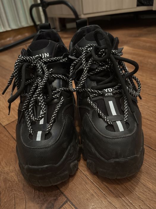 Кросовки на высокой подошве