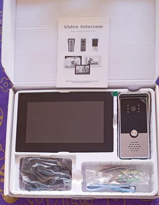 Video interfon digital cu camera și 2 monitoare.