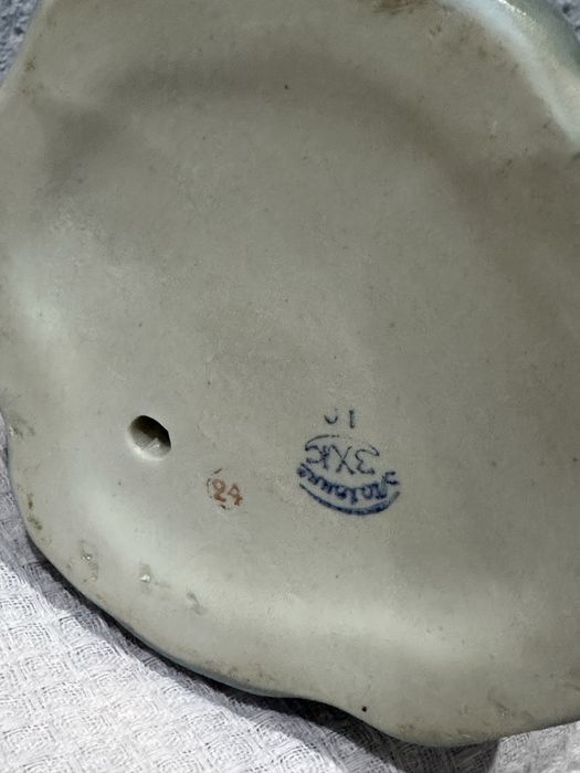 Продам фарфоровую статуэтку