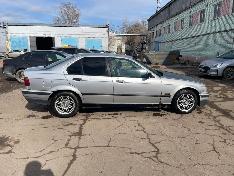 Срочно продам бмв 1994года.