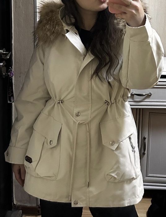 Женская бежевая куртка.