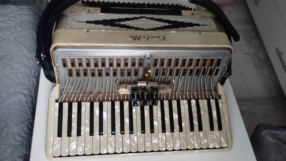 Acordeon Contello claviatura dublu ax, ideal midi, stare foarte buna ...