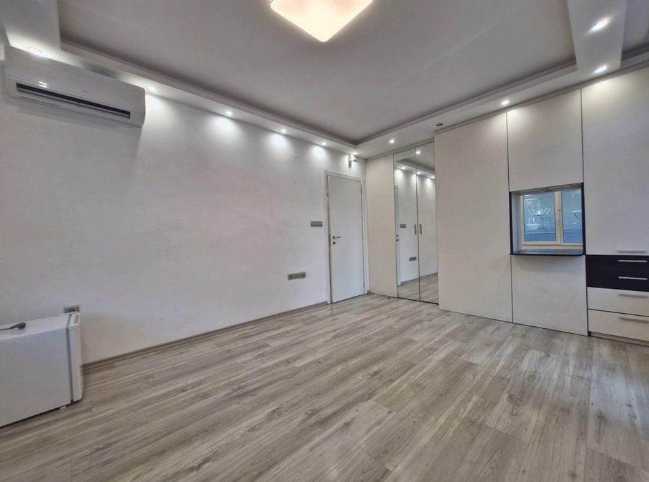 Дава се под наем Многостаен апартамент в София, Лозенец - 180 кв.м за 1900 € - Снимка #1