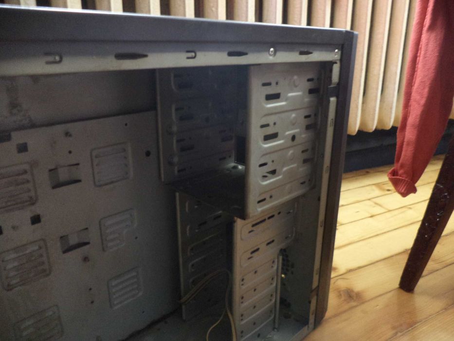 Продавам kaкачствена  голяма компютарна кутия+малка+захранване