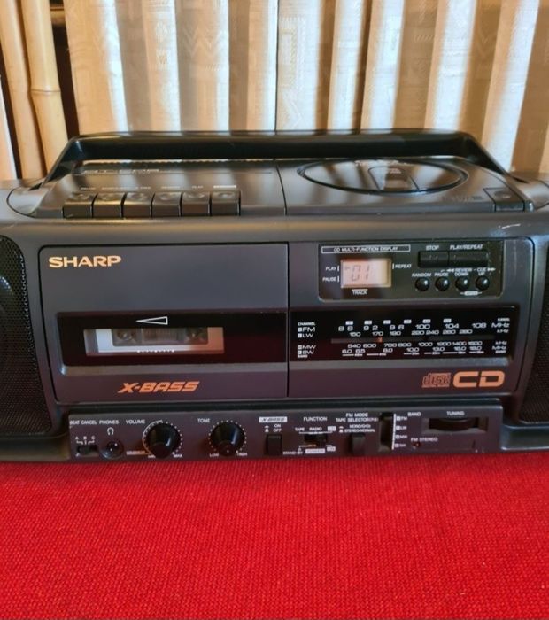 Radio-casetofon vintage Sharp.