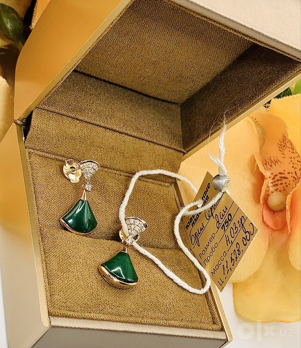 Современные золотые серьги Bvlgari