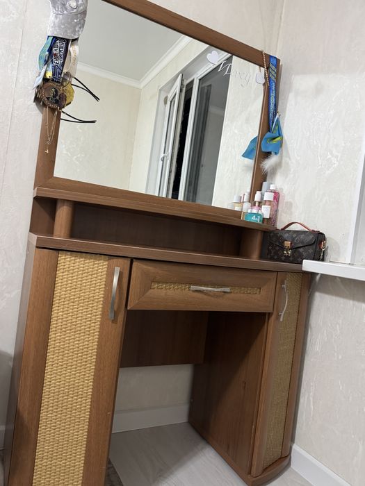 Продаётся туалетный столик с зеркалом,