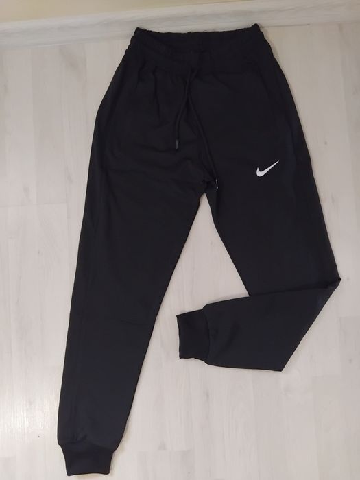 Pantaloni Nike si Adidas