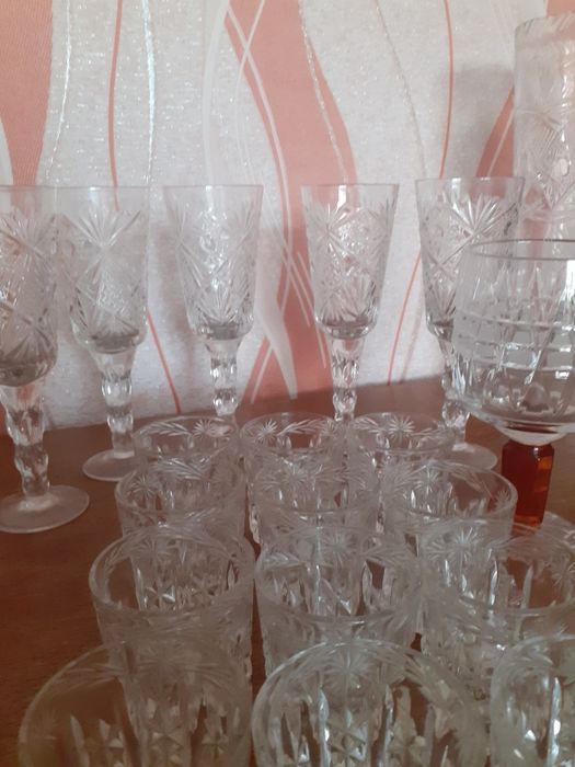 Продам хрустальные  фужеры и рюмки 7оо а так же  салатники   ладья