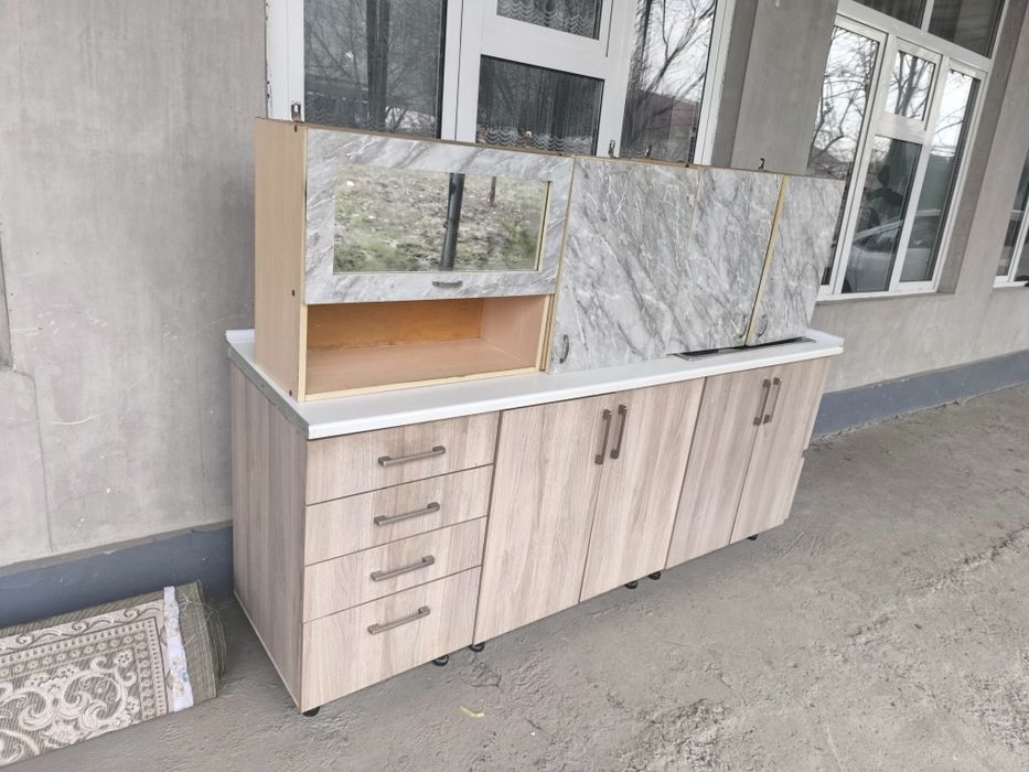 Срочно продаётся кухонный мебель и газ плита всего в хорошем состоянии