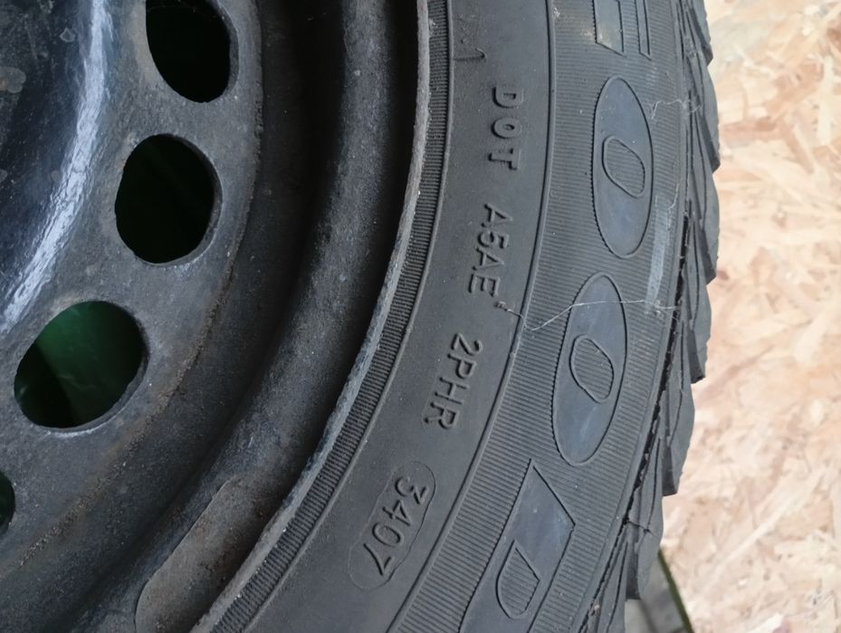 Vând cauciucuri de iarna+ jante tabla R15 5/112