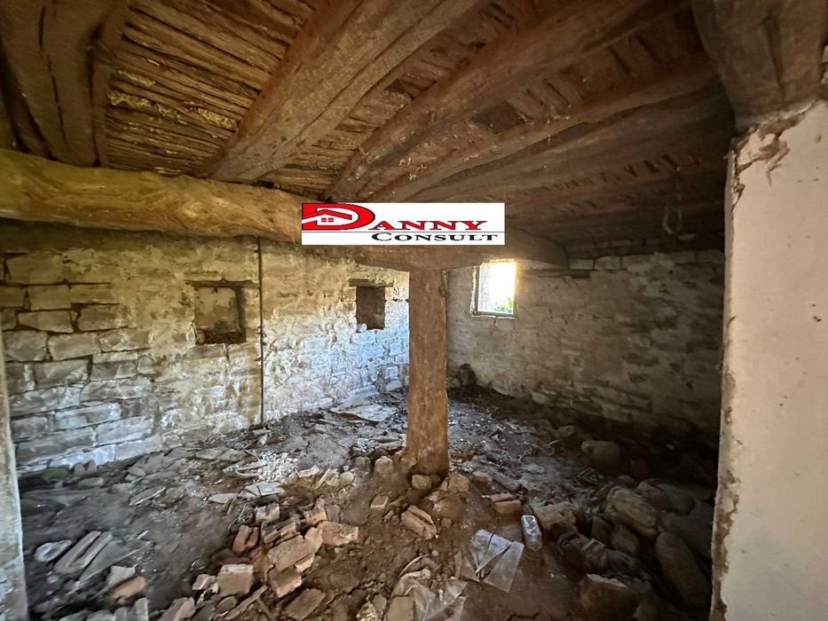 Стара къща с двор и кладенец в с. Горски Сеновец