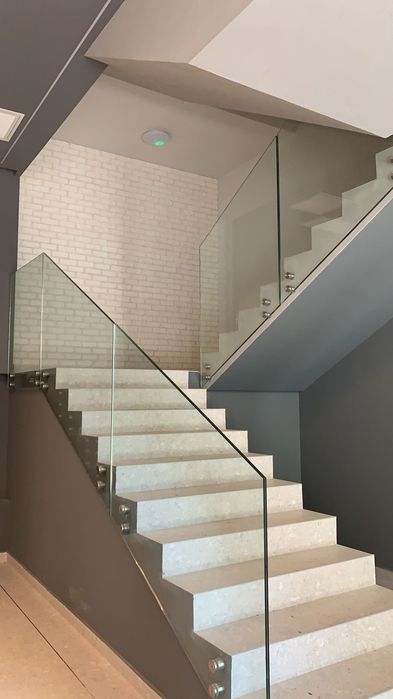 GlassWave - Sticla securizata / Balustrade din sticla / Dușuri din sticla