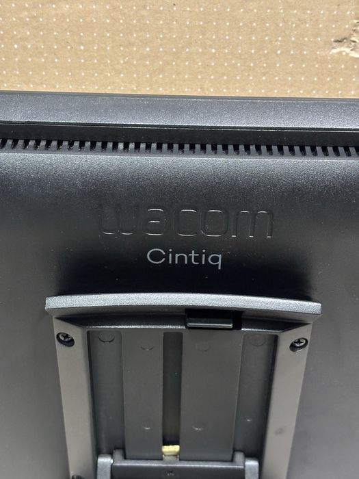 MDM vinde: Tableta grafica Wacom Cintiq 22 DTK-2260.