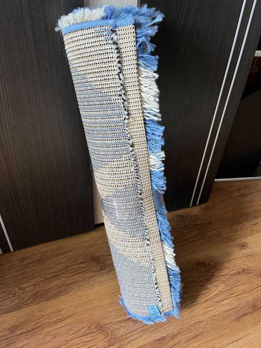 Covor pufos albastru si alb