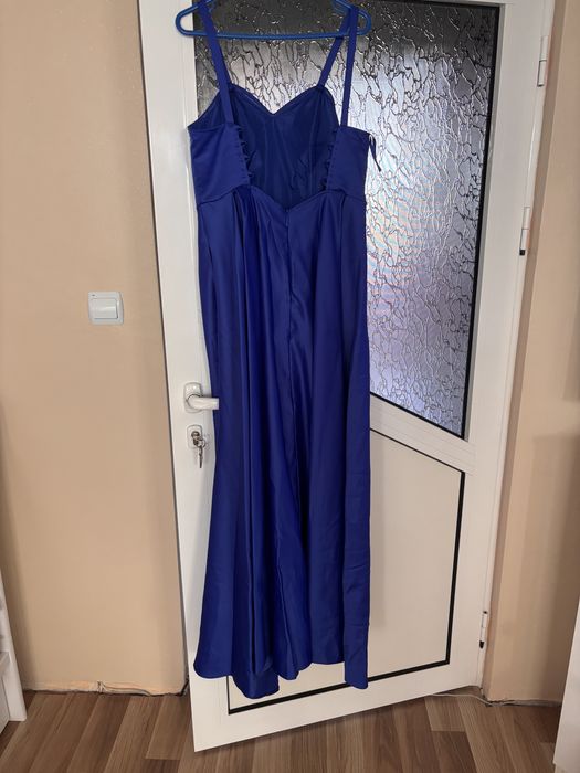 Официална роклия