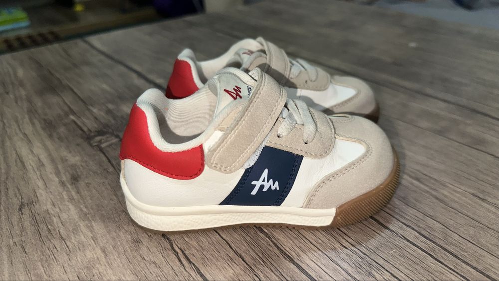 Продам детские кроссовки