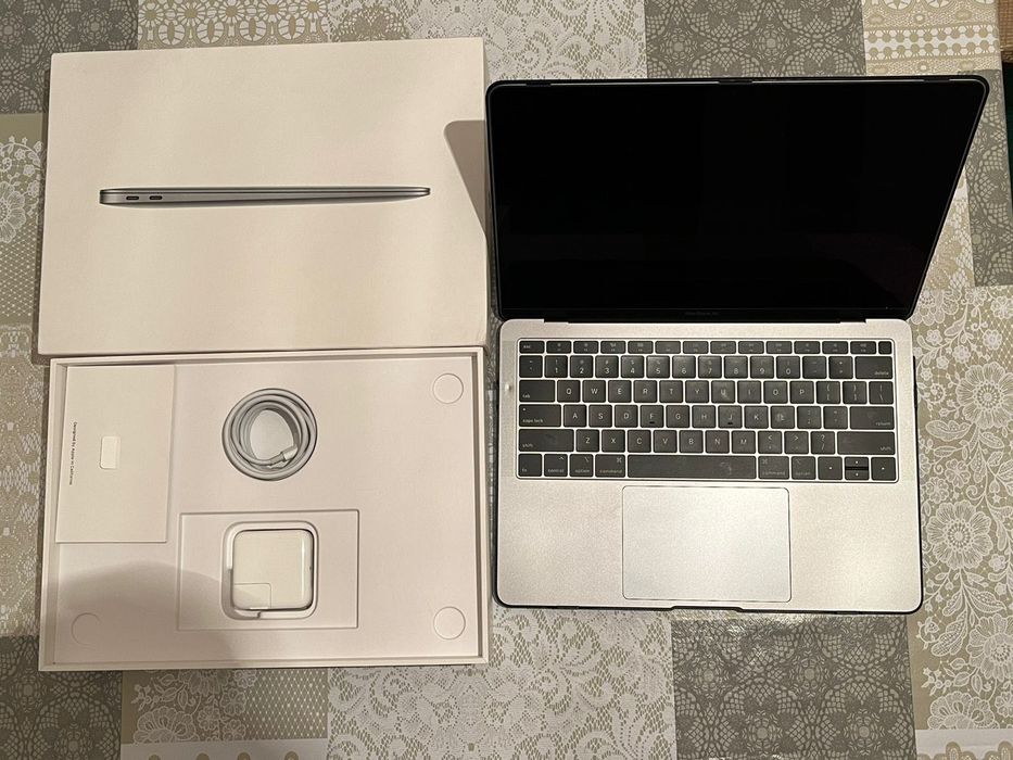 Продам MacBook Air 13 (2019г.)