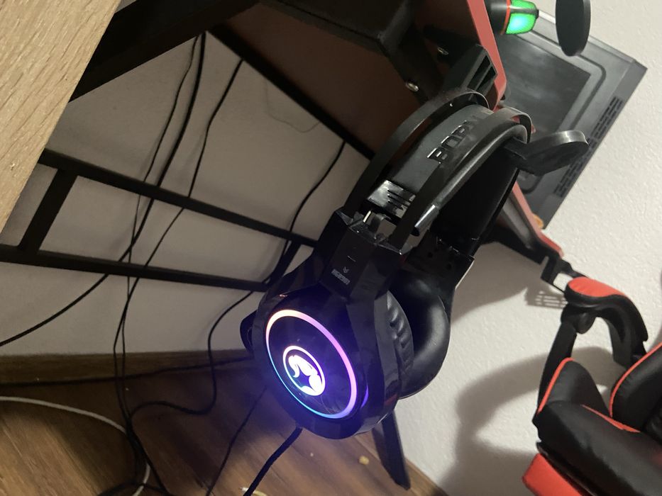 In pachet se va afla unitatea, maus cu led, tastatura cu led,maus ped,casti cu led,microfon cu led