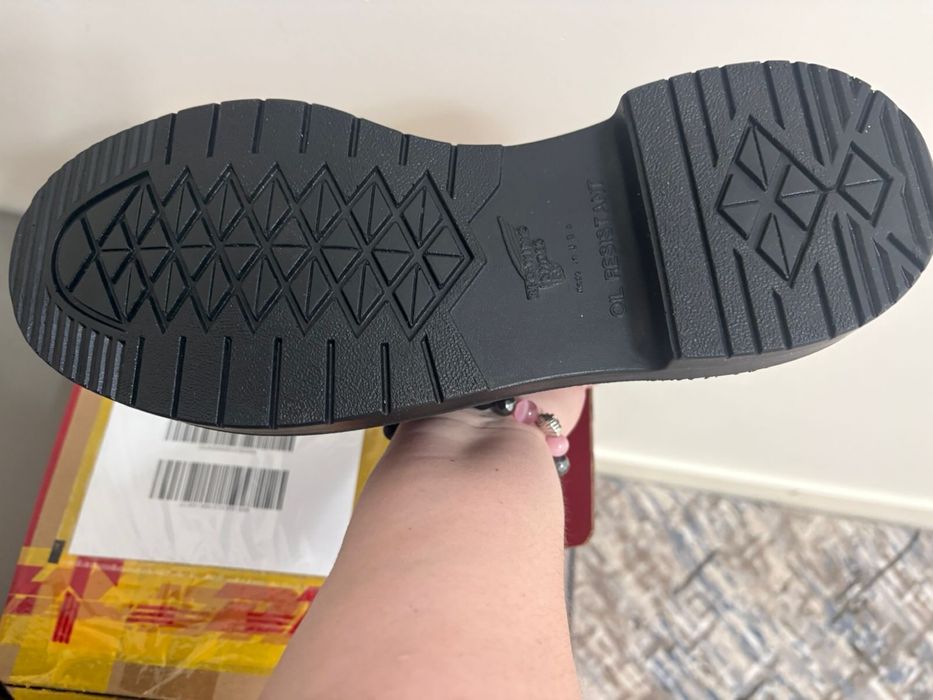 продаю спец обувь новая