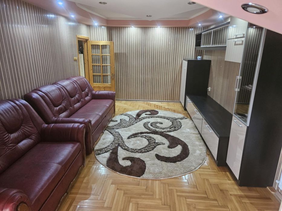 Apartament  Este nou si se akirieaza asa cum edte an poze