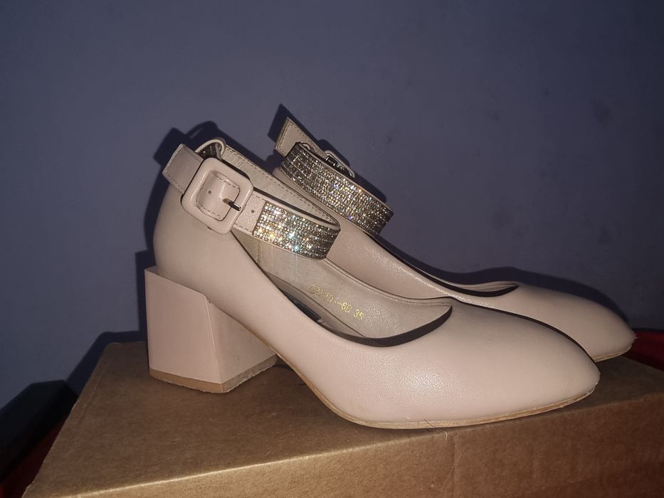 Tufli. Rangi bejeviyga oʻxshab koʻringan. Asli och gryazniy rozoviy