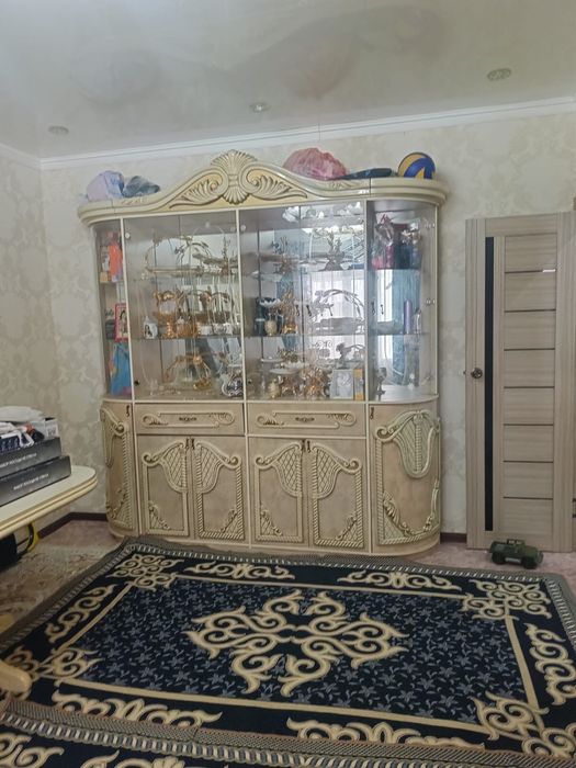 Сервант,кухонный гарнитур,прихожка,стол