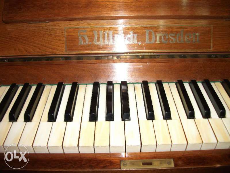 Продавам пиано Ullrich,Dresden
