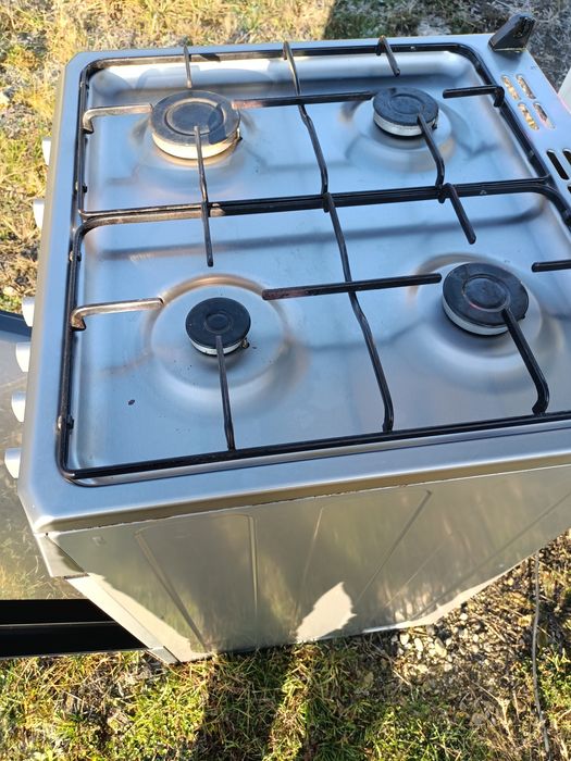 Vând aragaz cu aprindere electrica 60cm/60cm
