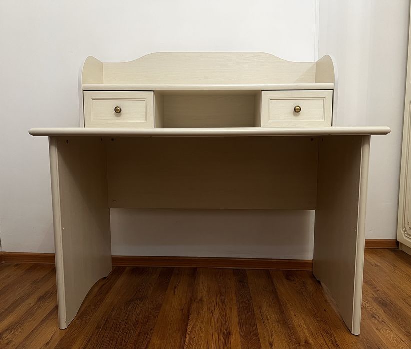 Стол бюро  бежевого цвета.