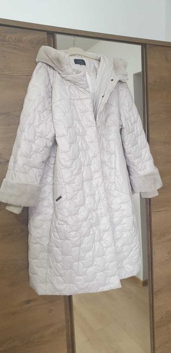 Vând haină lungă din fâș de culoare crem, nouă