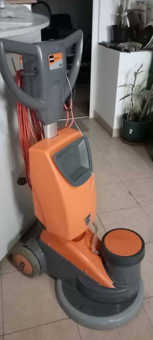 masini de curatat pardoseli, mocheta, covoare