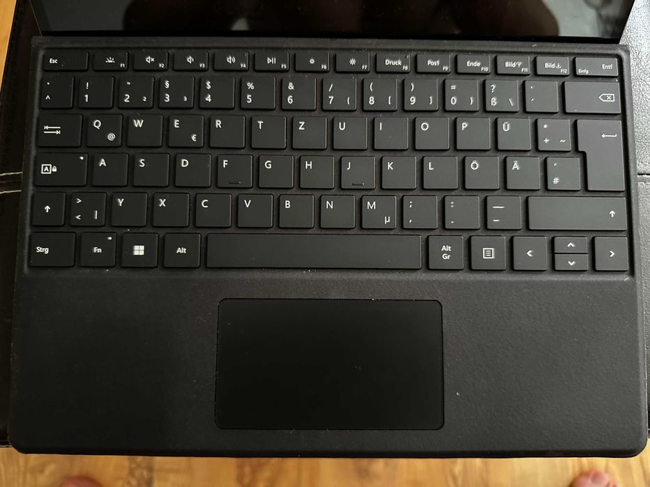 Microsoft Surface pro 9 - Счупен дисплей, но работи перфектно