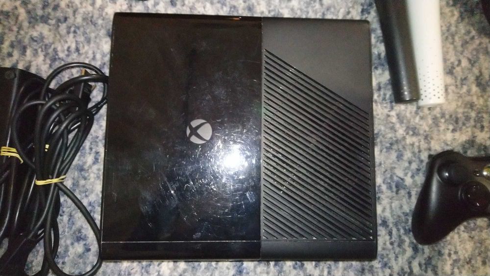 Конзола Xbox 360 500GB E с игри и периферия