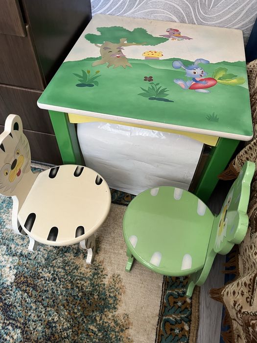 Продам детский столик и стульчики.