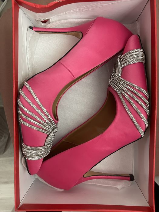 Новый туфли продается 5000 тг