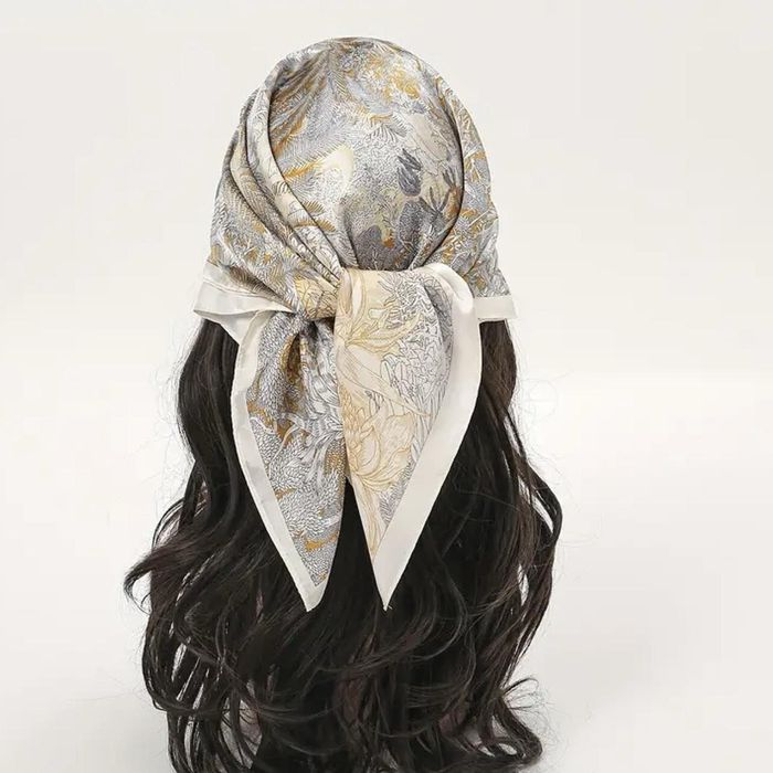 ТОП АКСЕСОАР Сатенени шалове в различни цветове и десени 70х70