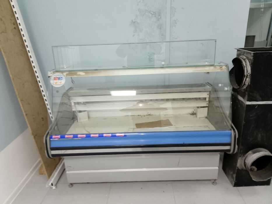 Продам Холодильник витринный