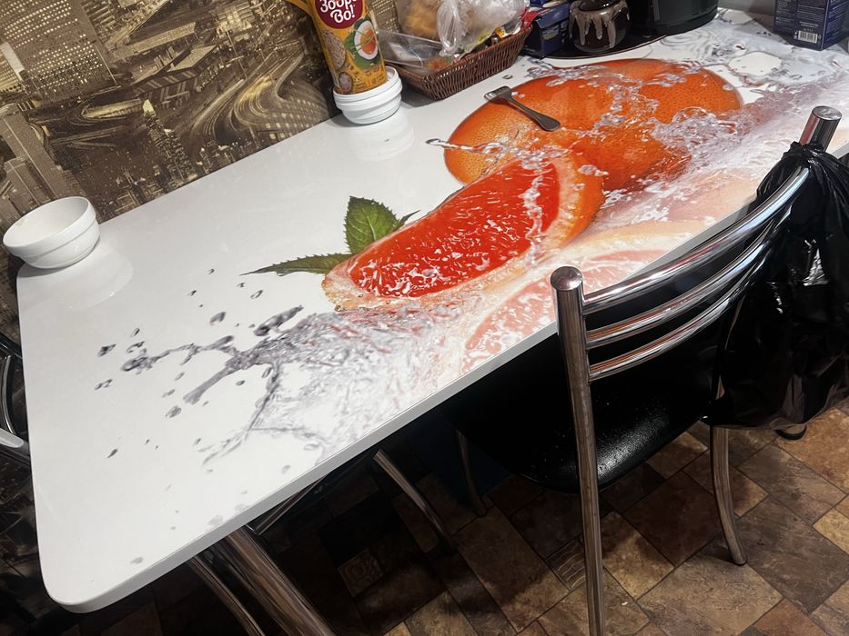 Продаю стол, срочно!