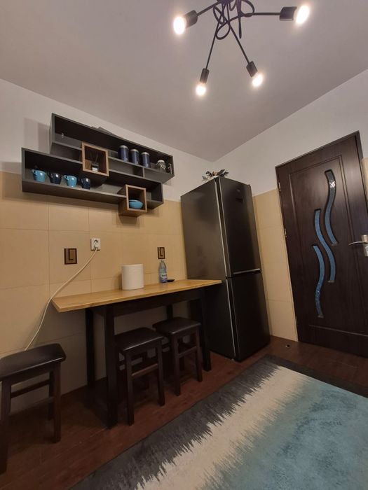 Închiriez apartament 4 camere cu loc de parcare inclus