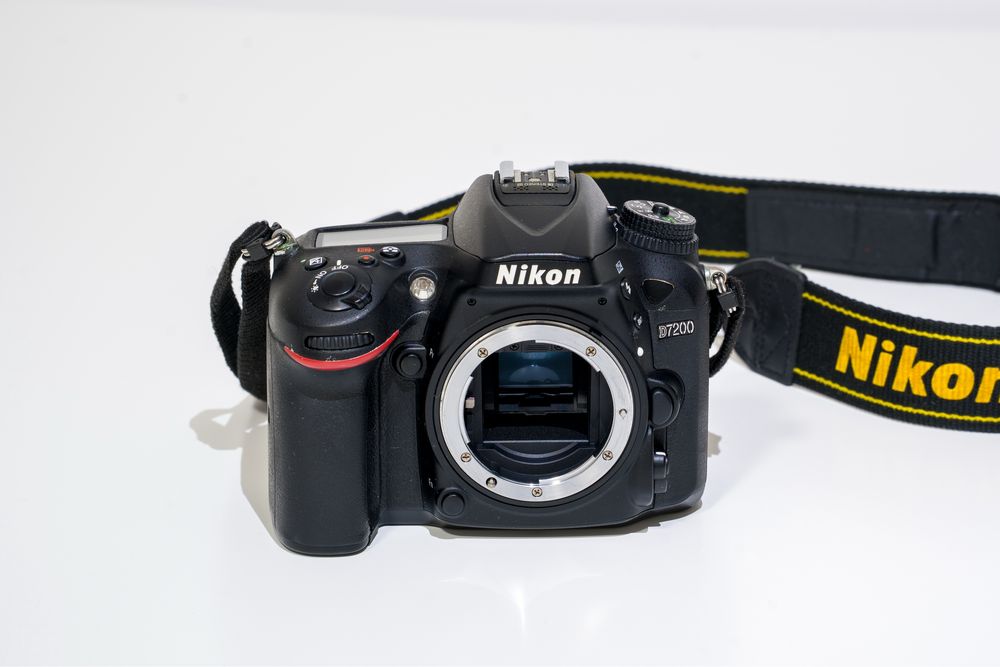 Kit Foto Nikon D7200 + Obiectiv 35mm f1.8 + 18-300mm VR + Bliț Yongnuo | 76k cadre