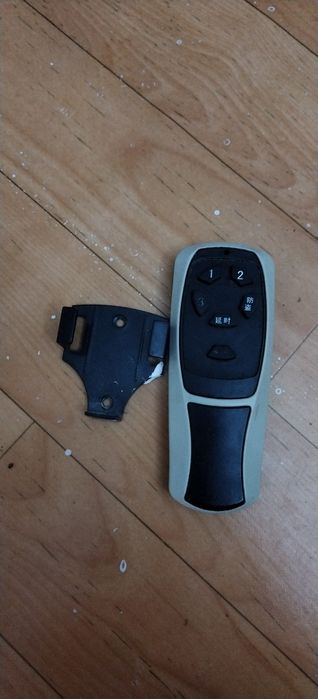 Продам люстру с пультом.