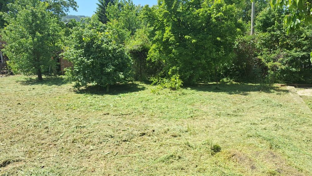 Косене на трева почистване на терени подрязване на жив плет и поддръжк