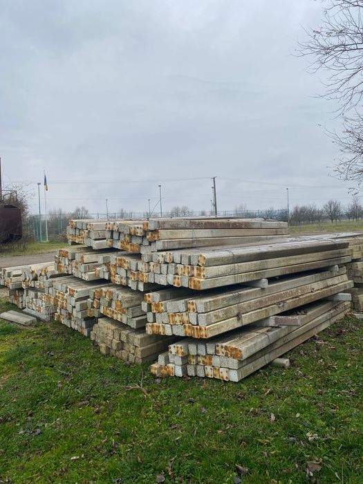 Vând stâlpi din beton aduși din Italia mai multe detalii în descriere.