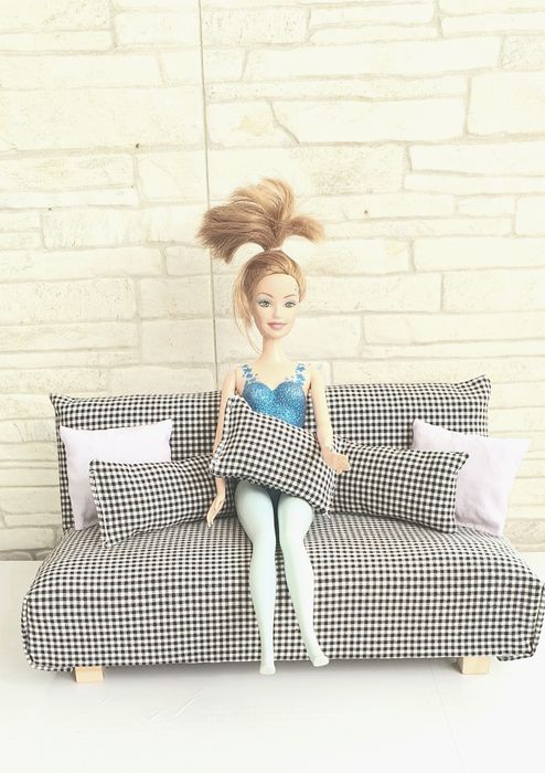 Мини диван за кукла Барби ръчна изработка