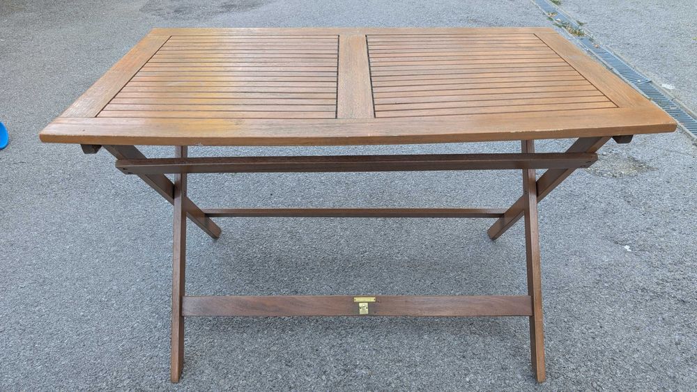 Дървена градинска маса