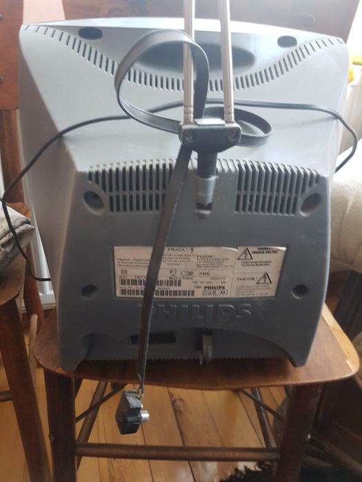 Продава се малък цветен телевизор  Philips с дистанционно