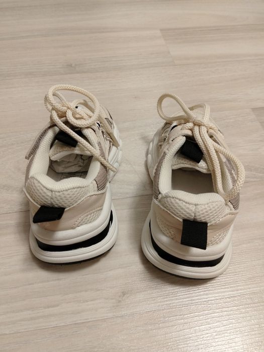 Продам новые кроссовки 22 размера